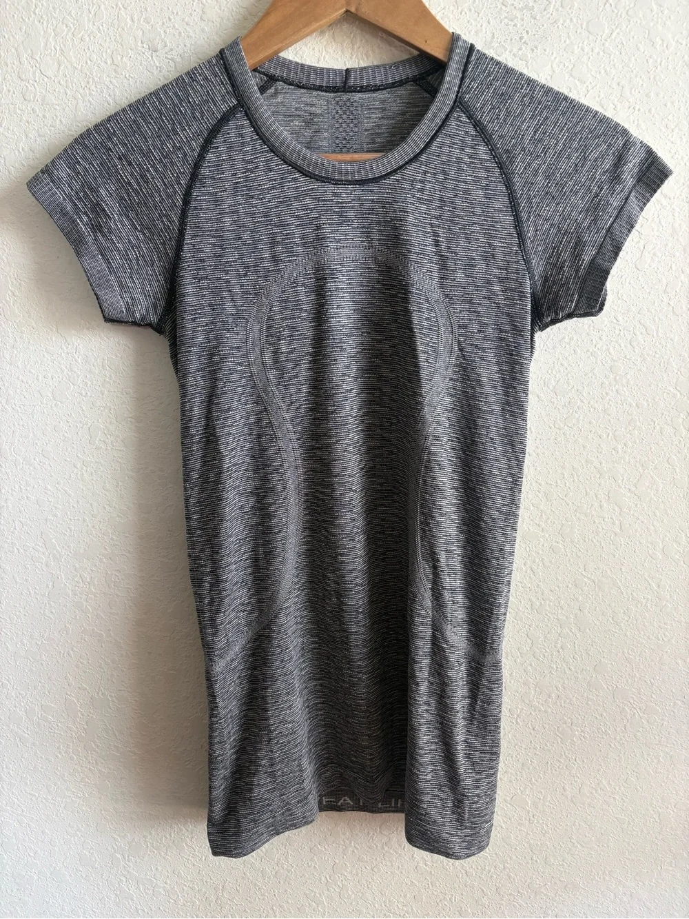Lululemon Run: Swiftly Tech Short Sleeve Heathered Cadet Blue size 4